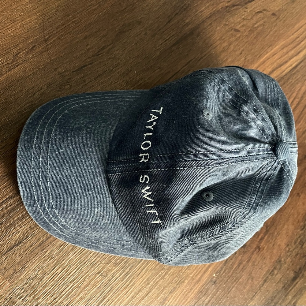 Taylor Swift hat 1989